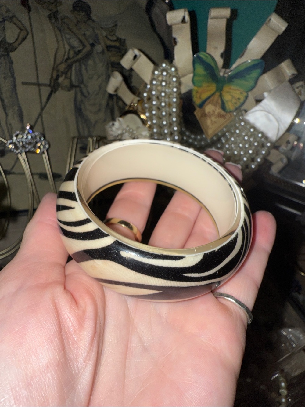 Black and Cream Zebra Print lucite 1980’s vintage Bangle Bracelet - Unbranded